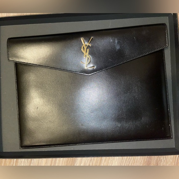 SAINT LAURENT
Black Large Uptown Pouch
29.5 X 18 X 4.5 CM / 11.6 X 7.1 X 1.8 - Picture 2 of 5
